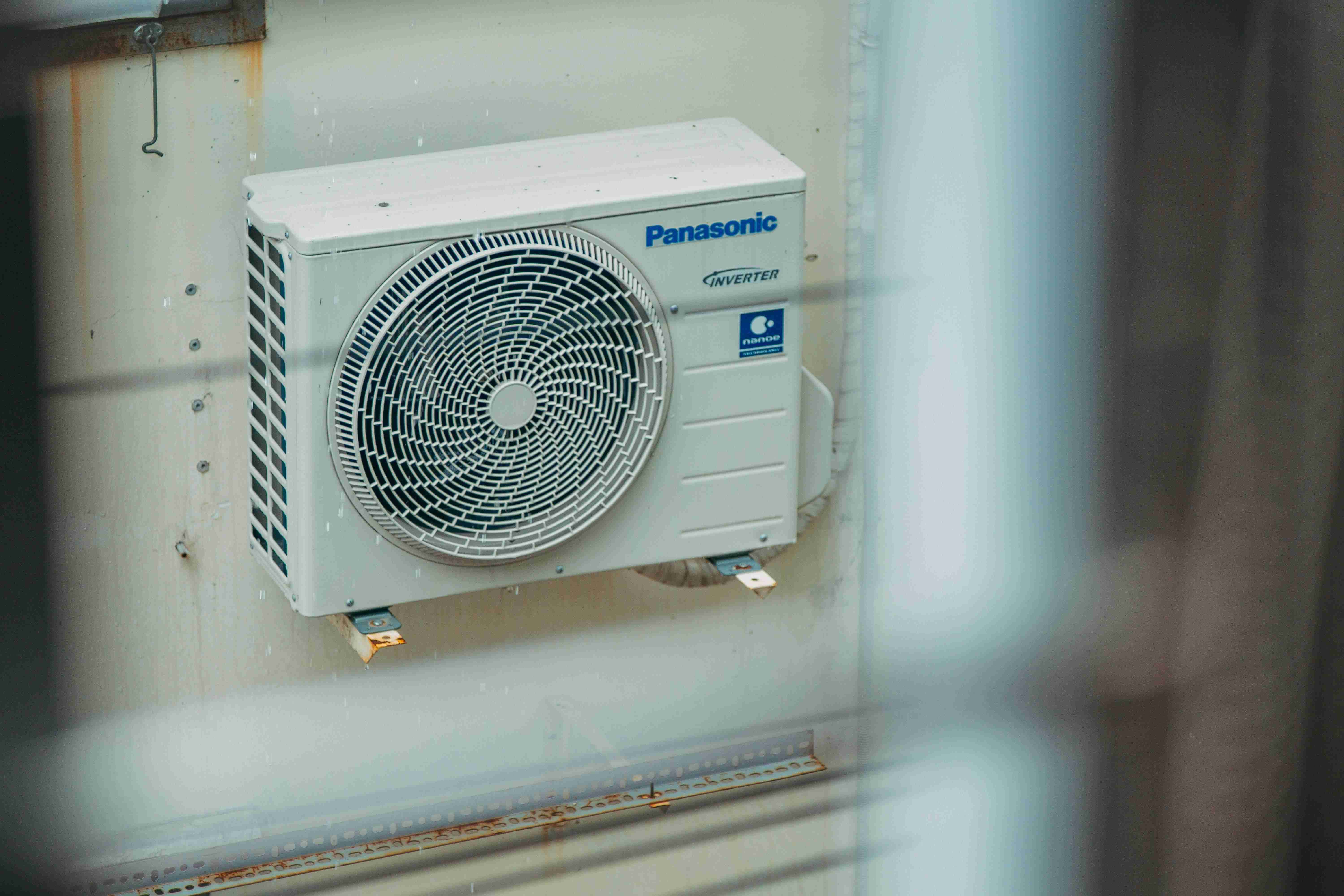 HVAC maintenance on chillers and air handling units in Saudi Arabia